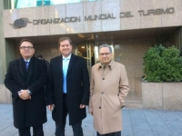 O presidente da Embratur, Vinicius Lummertz, o ministro do Turismo Marx Beltrão e o embaixador do Brasil na Espanha, Antonio Simões, na sede da OMT